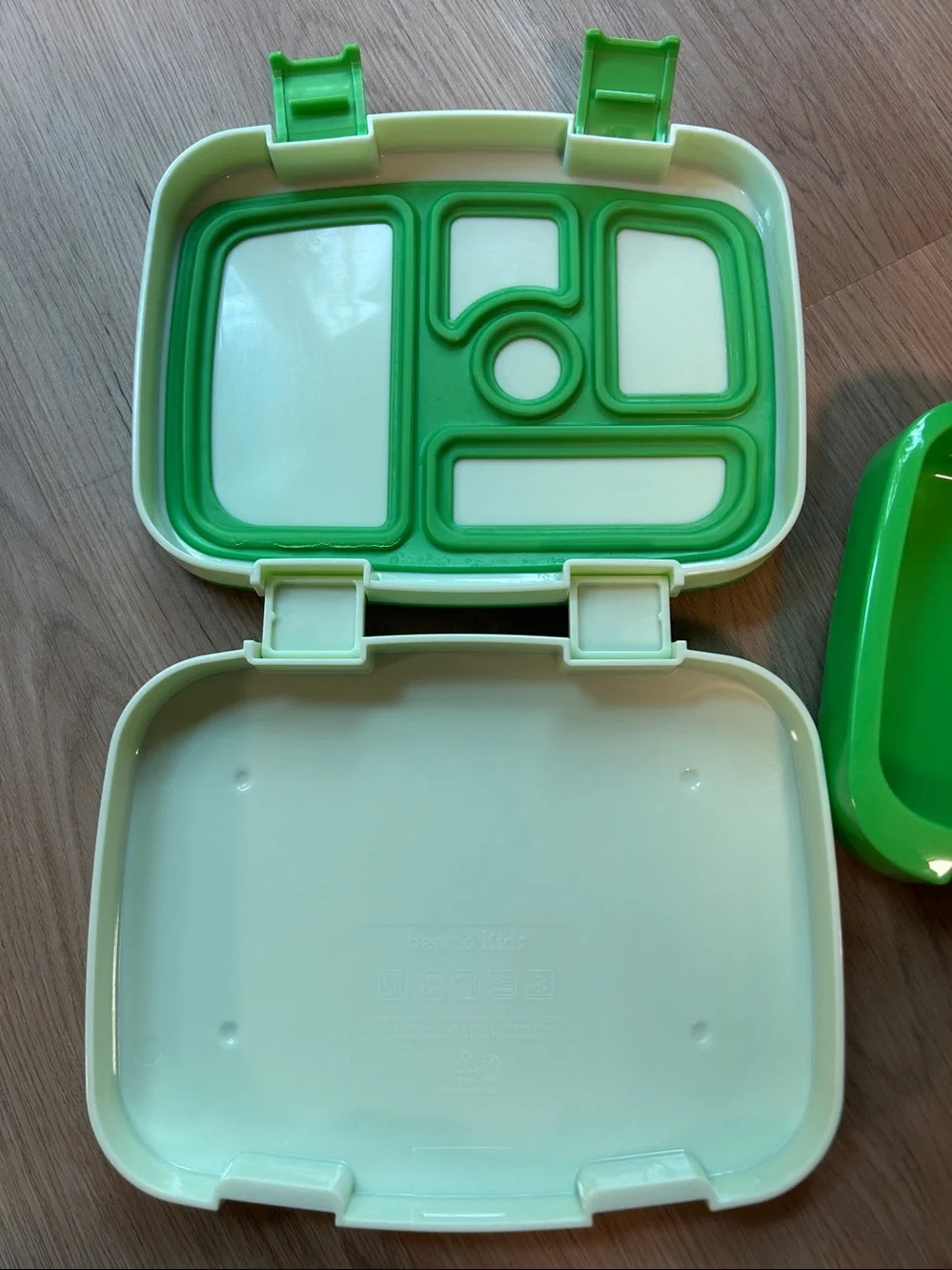 Bentgo-Style Kids Lunchbox Tray 5 Compartment Green plus FREE food picks